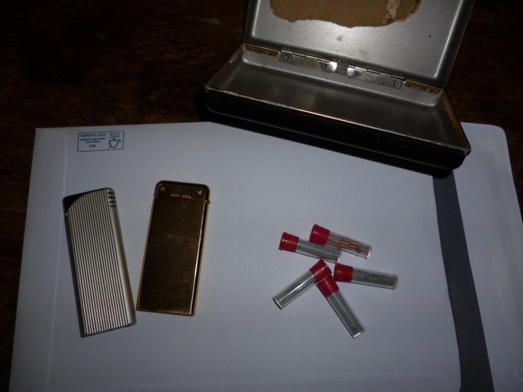 2 anciens briquets et recharges vintage article fumer, Enlèvement ou Envoi, Briquet