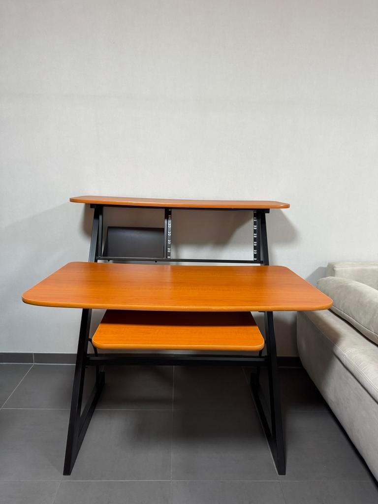 Bureau, bed, zetel, TV toestel, Huis en Inrichting, Bureaus, Gebruikt, Ophalen