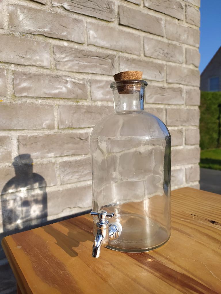 Glazen drankdispenser met tapkraan, Ophalen