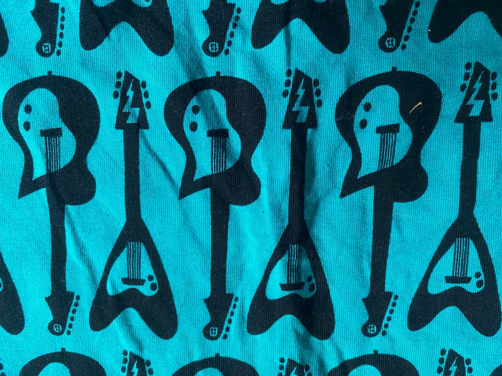 Turquoise tricot met zwarte gitaren - 65x50 cm, Neuf, Enlèvement ou Envoi, Bleu, 30 à 120 cm