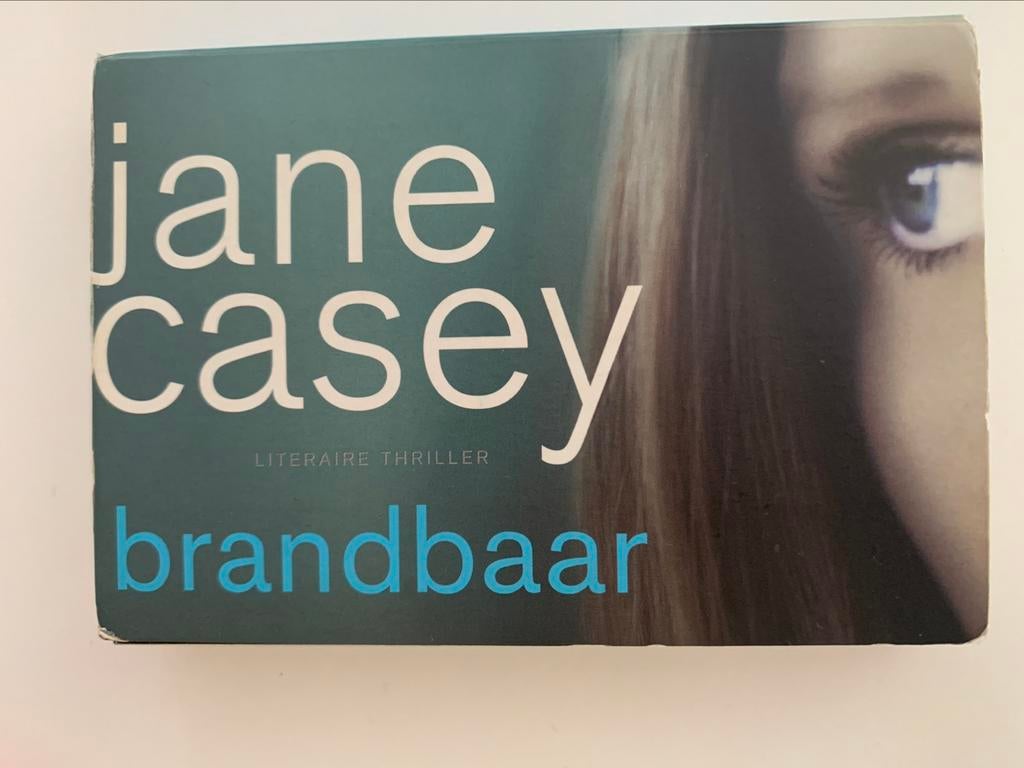 Jane Casey - Brandbaar, Boeken, Thrillers, Zo goed als nieuw, Ophalen of Verzenden
