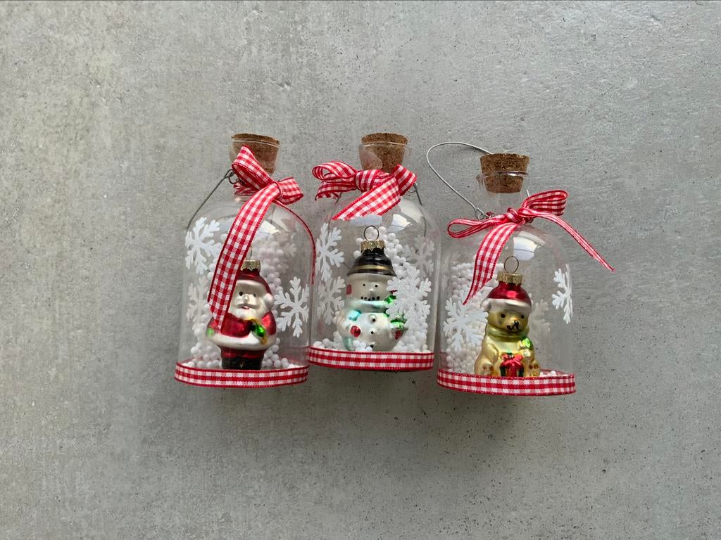 3 glazen stolpjes met kerstfiguurtjes, Ophalen of Verzenden, Zo goed als nieuw