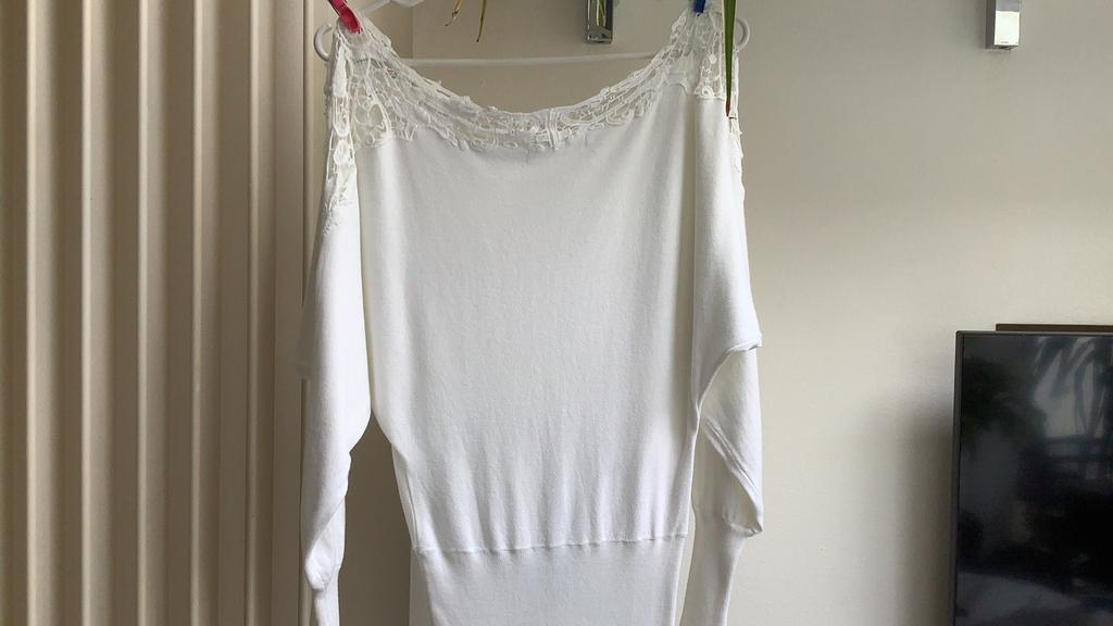 Tout nouveau pull d'été blanc avec dentelle. S, Neuf, Enlèvement ou Envoi, Lola & Liza, Taille 36 (S)