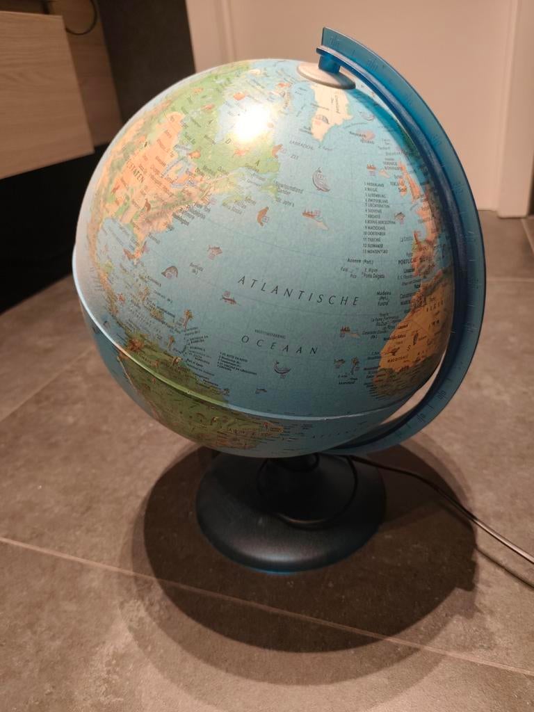 Verlichte vintage wereldbol, Ophalen
