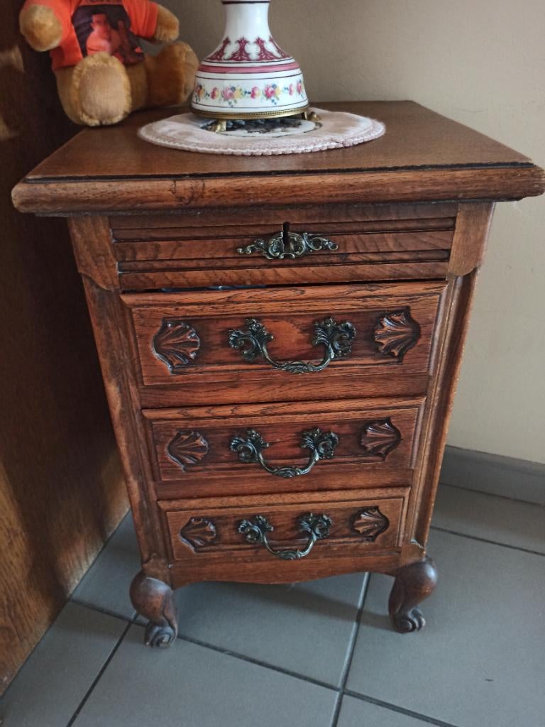 Belle petite armoire de chevet ancienne 3 tiroirs, Antiquités & Art, Antiquités | Meubles | Armoires, Enlèvement