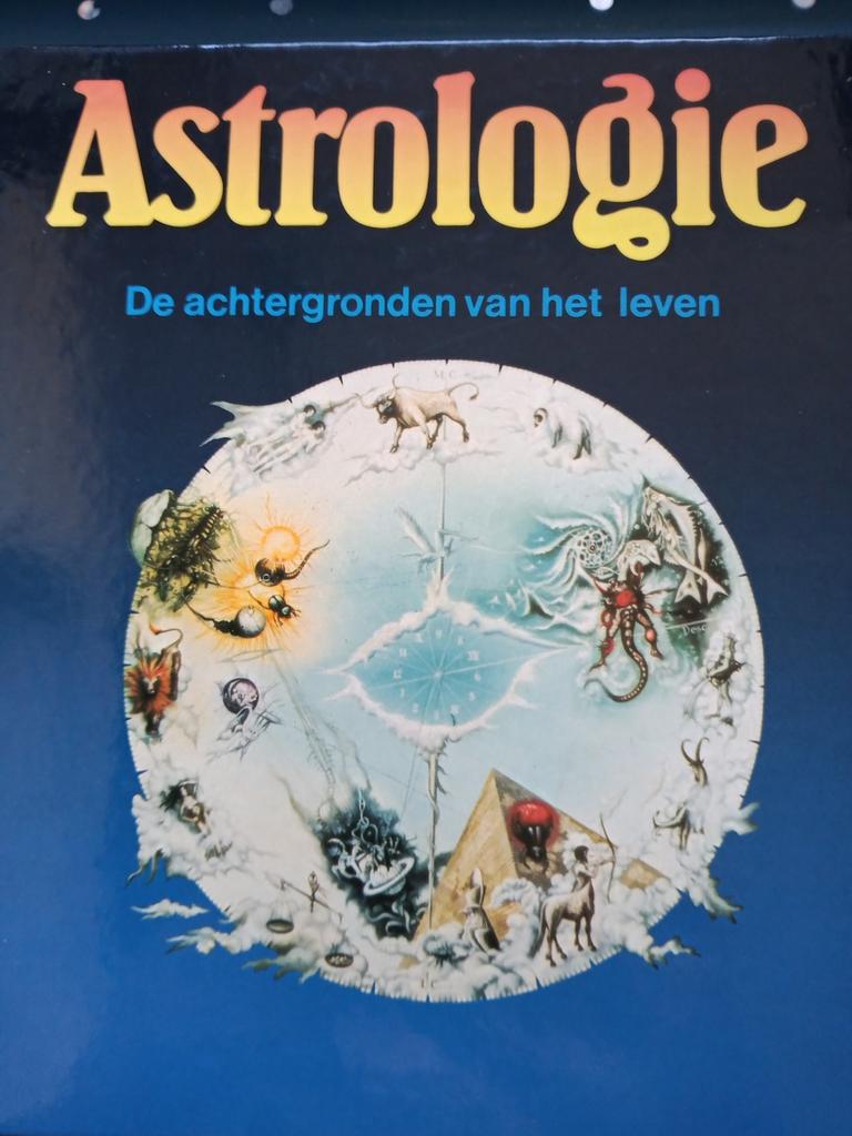 Astrologie De achtergronden van het leven, Boeken, Esoterie en Spiritualiteit, Ophalen of Verzenden, Zo goed als nieuw, Astrologie