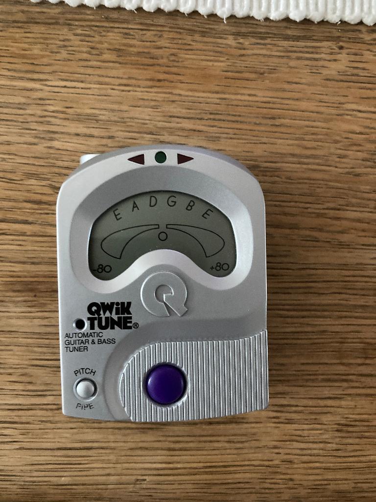 Accordeur automatique pour guitare et basse Qwik Tune QT-11, Musique & Instruments, Effets, Autres types, Enlèvement ou Envoi