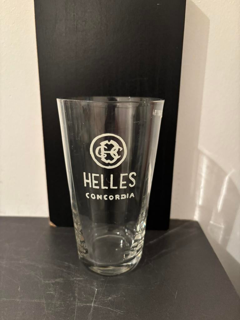 Oud geverfd bierglas Helles Concordia 33 cl met facetten, Enlèvement ou Envoi, Comme neuf, Verre ou Verres, Autres marques