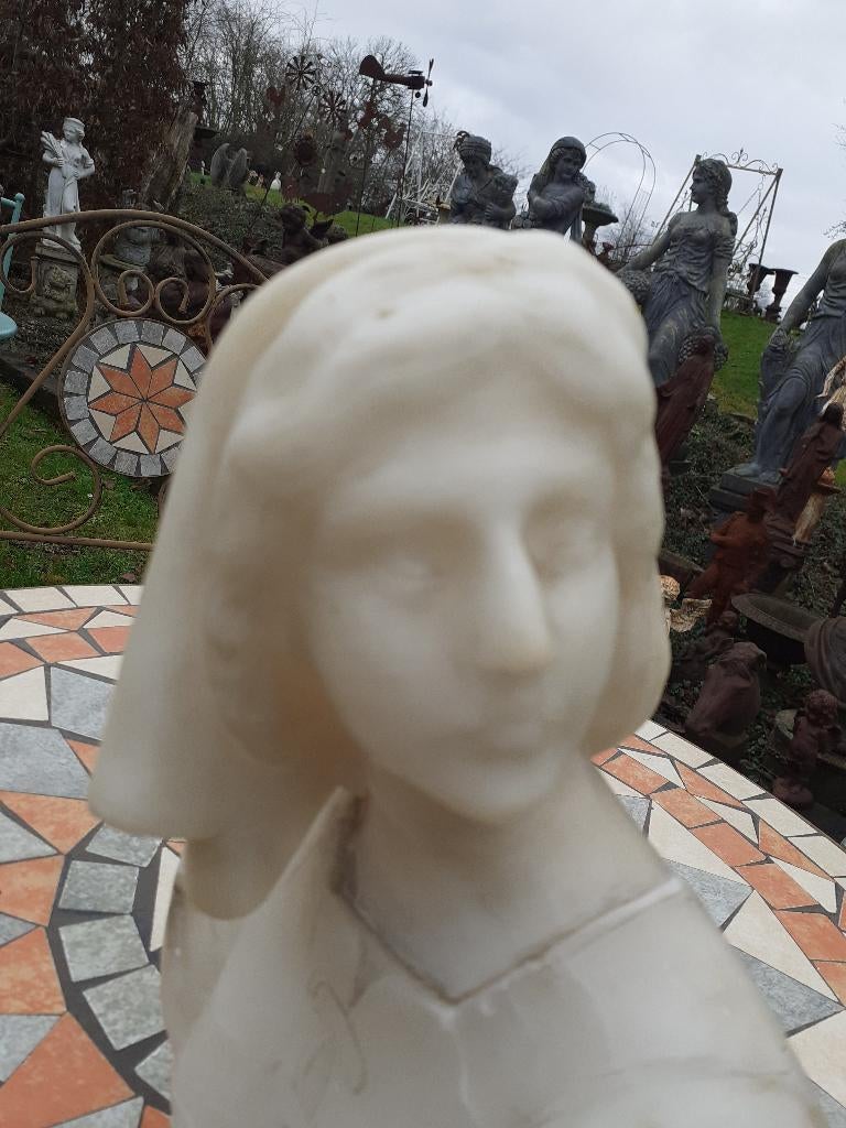 MARMEREN BUSTE GESIGNEERD OP EEN SOKKEL VAN EEN ELEGANTE, Ophalen of Verzenden