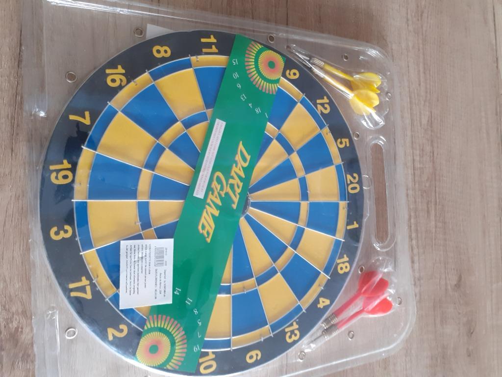 Cible avec flèchettes, Ophalen, Nieuw, Dartbord met pijlen