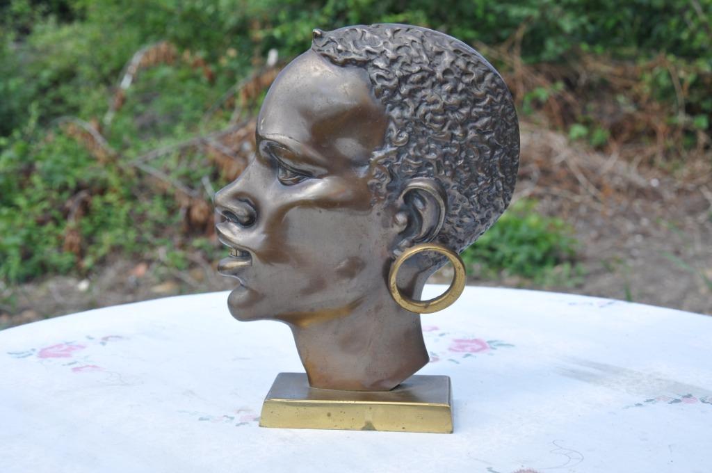 (d)§  profil feminin africain sur socle en bronze, Enlèvement ou Envoi, Bronze