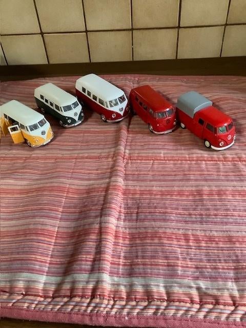5 VW bus- 2 VW Cabrio - 2 VW kever - 1 VW Beetle, Hobby en Vrije tijd, Modelauto's | 1:18, Ophalen of Verzenden, Gebruikt