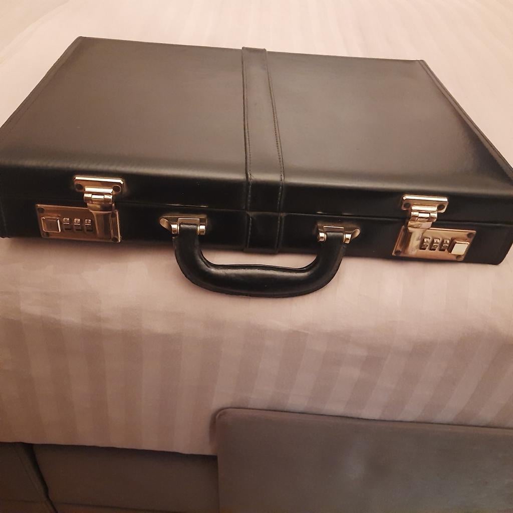 MALLETTE ATTACHÉE*CUIR VÉRITABLE*INUTILISÉ*NEUF*, Neuf, Moins de 35 cm, Enlèvement, Clé