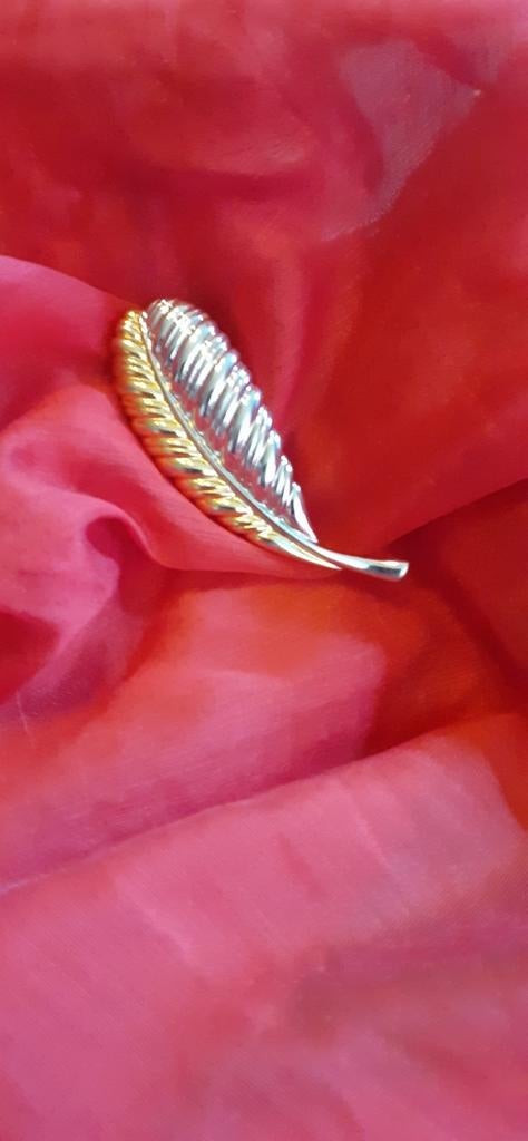 Broche de fantaisie feuille doré et argenté, Bijoux, Sacs & Beauté, Broches, Enlèvement ou Envoi, Comme neuf, Argent, Argent