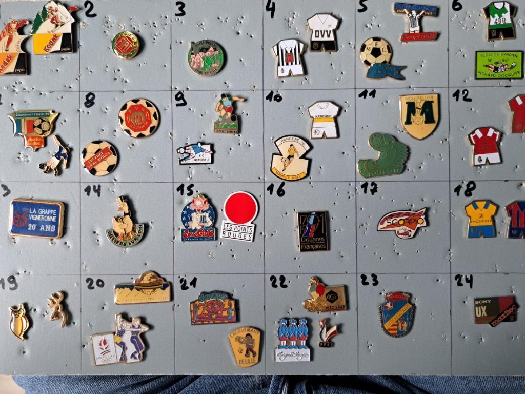 Pin's pins bij de doos zie foto's en nieuws/lees de aankondi, Ophalen of Verzenden