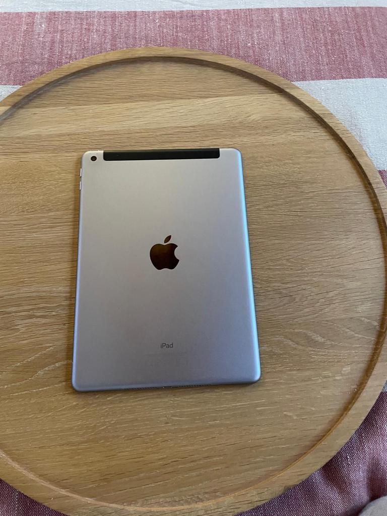 Ipad 5 / A1823, Computers en Software, Apple iPads, Apple iPad, Ophalen of Verzenden, Zo goed als nieuw, Grijs
