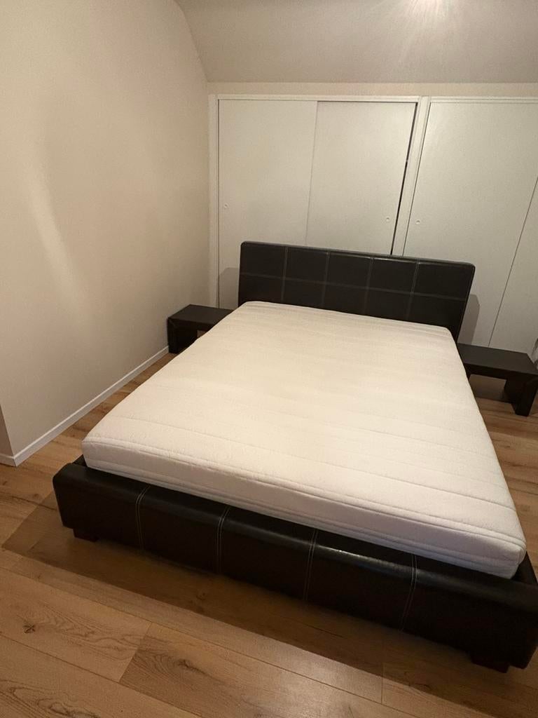 Zwarte leren bed inclusief matras 160x200, Ophalen, Zo goed als nieuw, 200 cm
