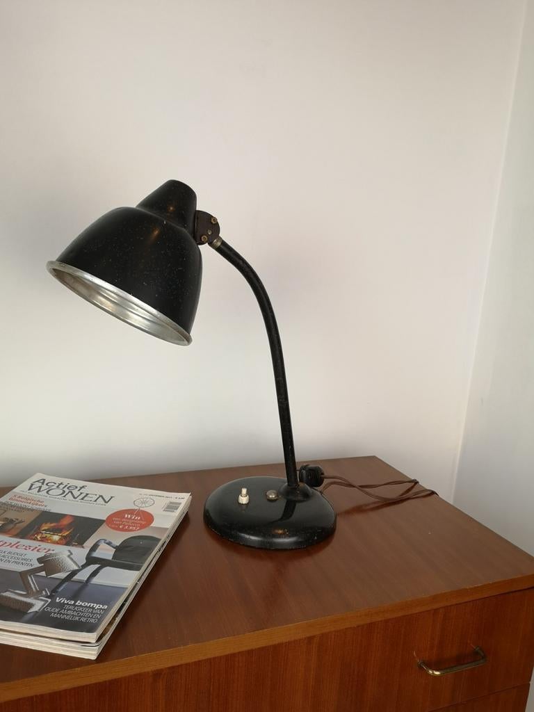 Bauhaus bureaulamp, Ophalen