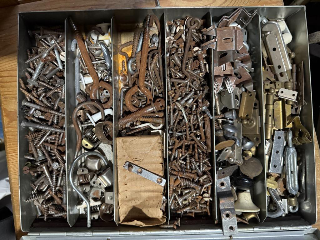 Pièces métalliques anciennes, dans boite métal, gros lot, Enlèvement