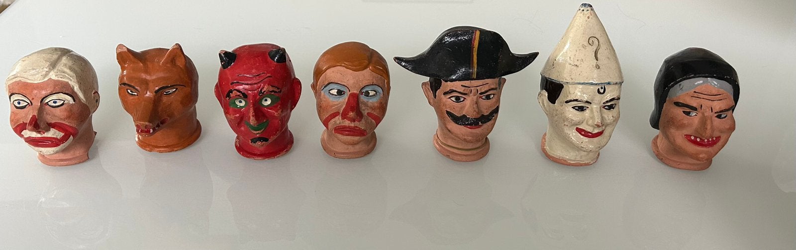 Zes oude poppenkast poppen uit soort klei of compositie, Enlèvement, Utilisé