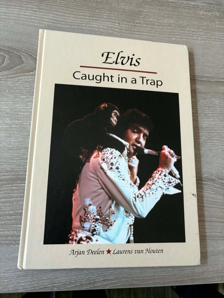 Elvis boek, caught in a trap met harde kaft. slechts 10 euro, Livres, Musique, Enlèvement ou Envoi, Neuf, Artiste