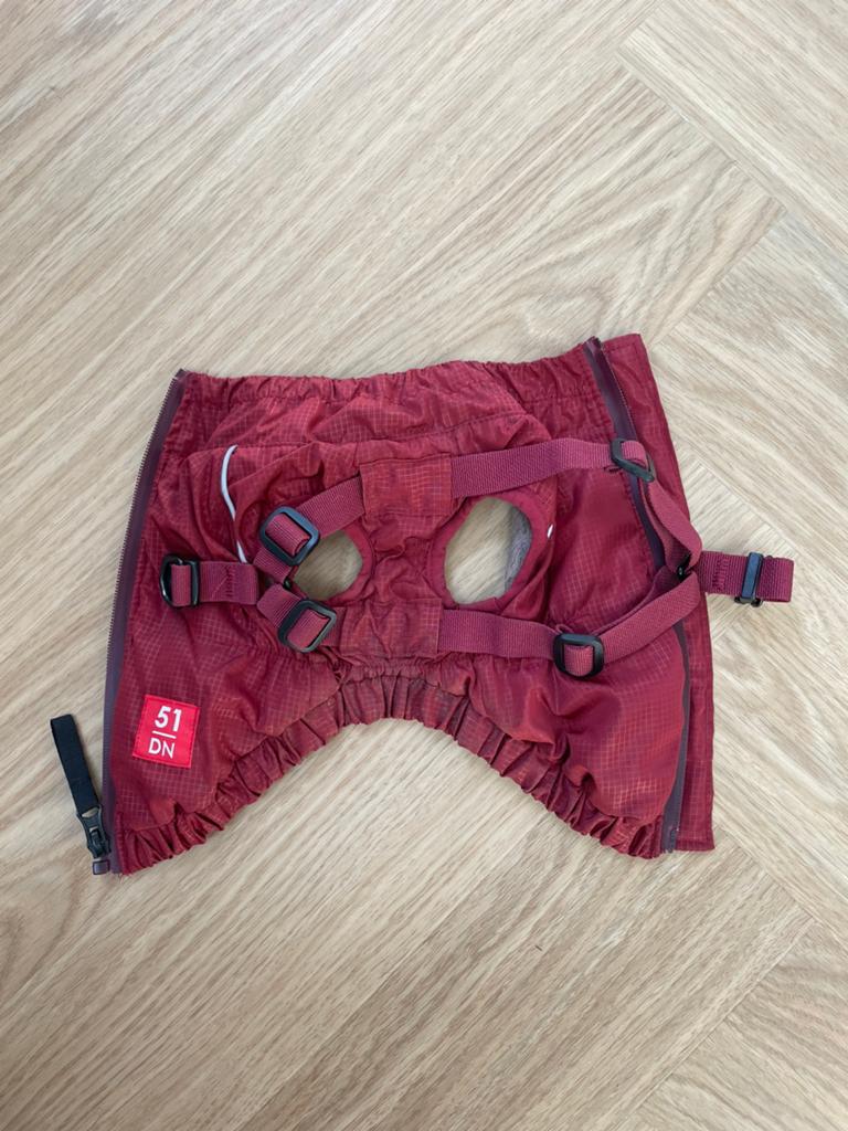 Adventure harness coat terracotta rood 51 degrees north, Dieren en Toebehoren, Hondenkleding, Ophalen of Verzenden, Zo goed als nieuw