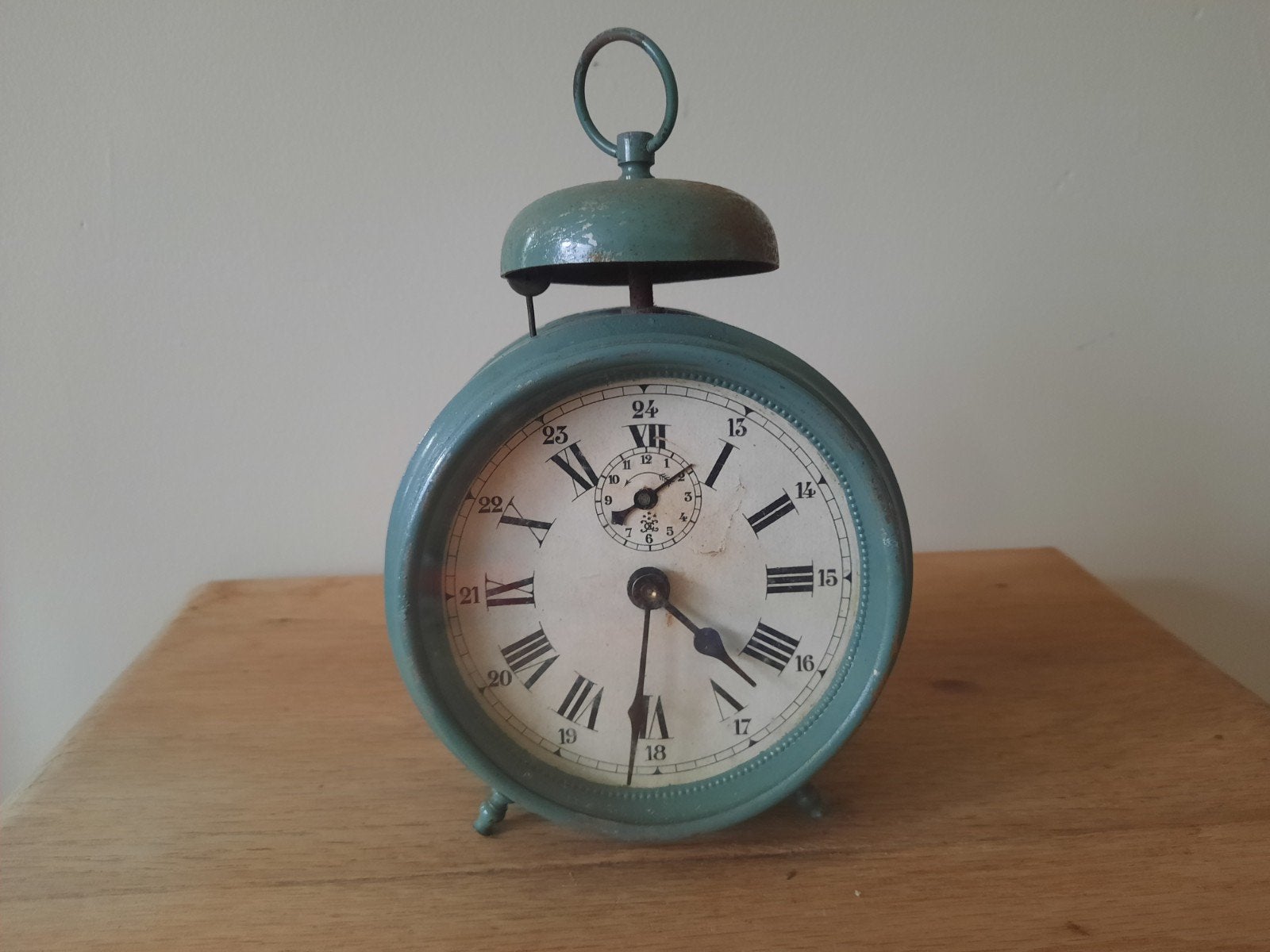 Vintage wekker,  groen, Le Vainqueur, Antiek en Kunst, Ophalen of Verzenden