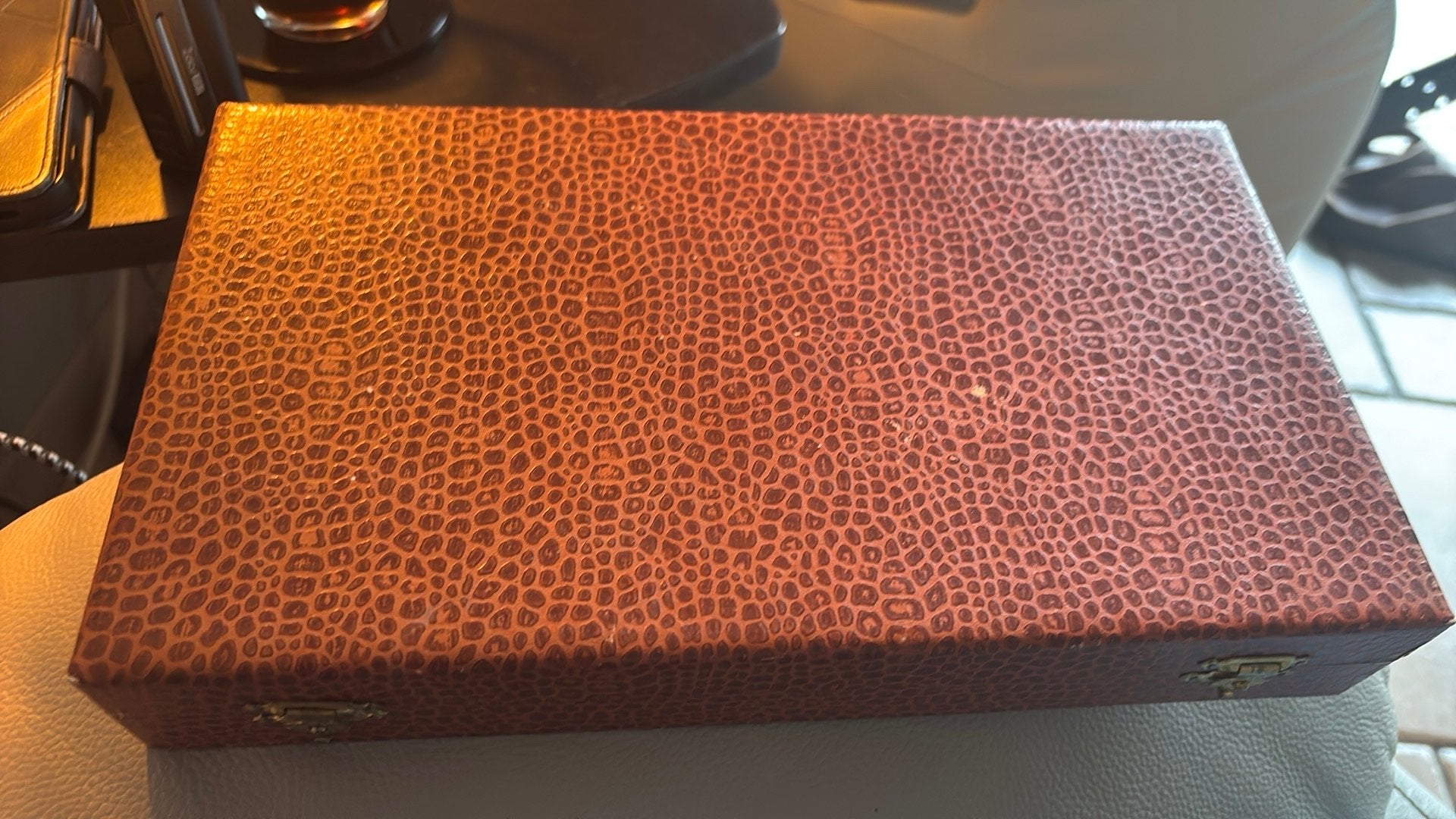 Coffret de 6 couteaux anciens — hors concours Paris 1900, Antiquités & Art, Envoi