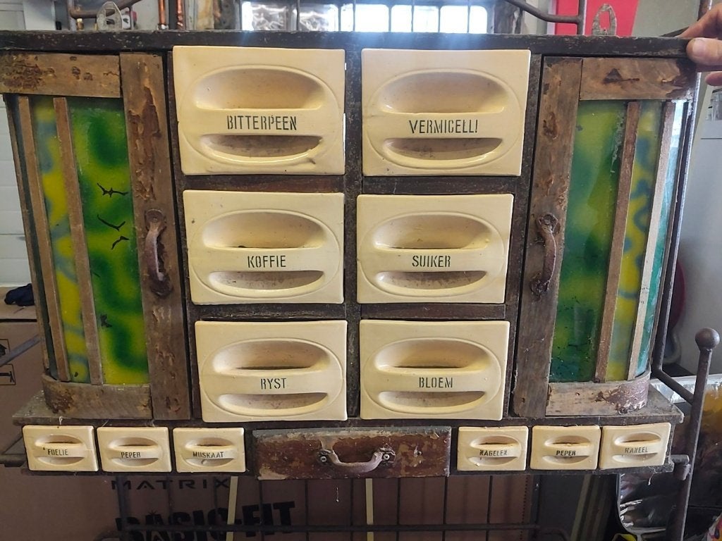 Antiek vintage kruiden kastje gekleurd glas in deurtjes, Antiek en Kunst, Ophalen
