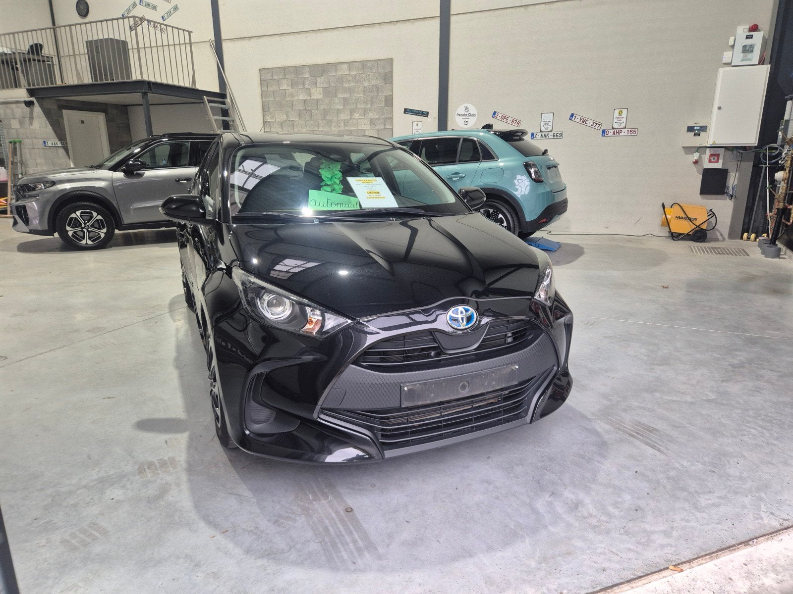 TOYOTA YARIS 1.5 HYBRIDE ..AUTOMAAT..., Auto's, Dealer onderhouden, Stof, 4 cilinders, Zwart