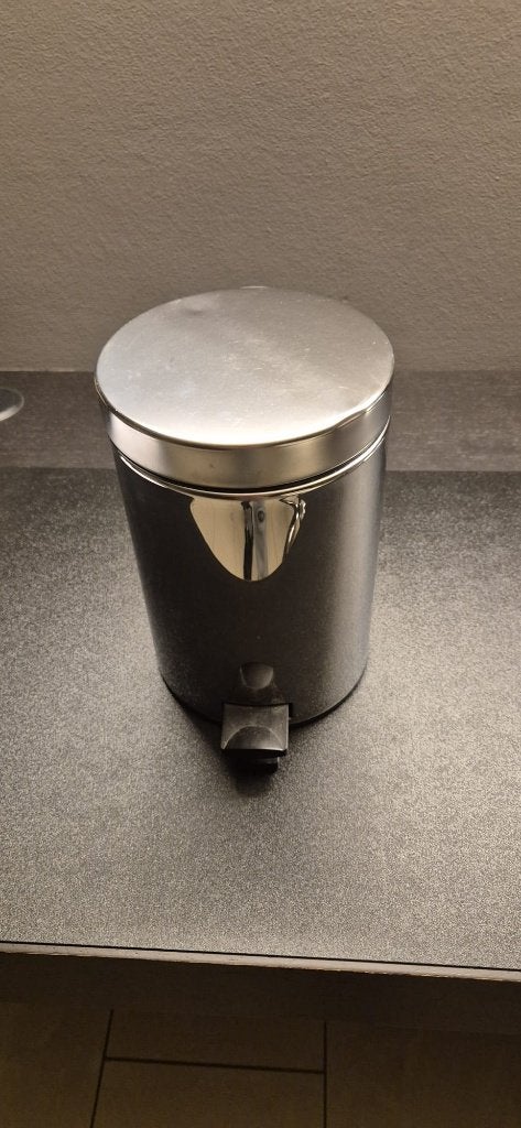 Poubelle SDB avec pédale – 5,90 €, Huis en Inrichting, Woonaccessoires | Prullenbakken, Zo goed als nieuw, Metaal, Minder dan 50 cm