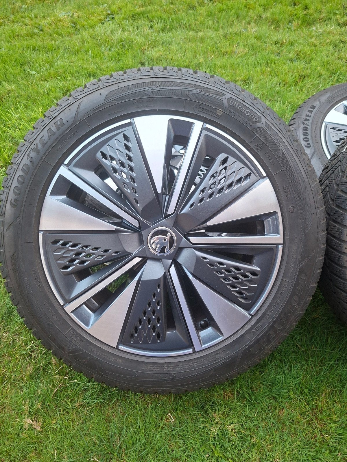 Skoda Karoq 17 inch velgen Scutus winterbanden origineel, Auto-onderdelen, Ophalen, 215 mm, Banden en Velgen, 17 inch