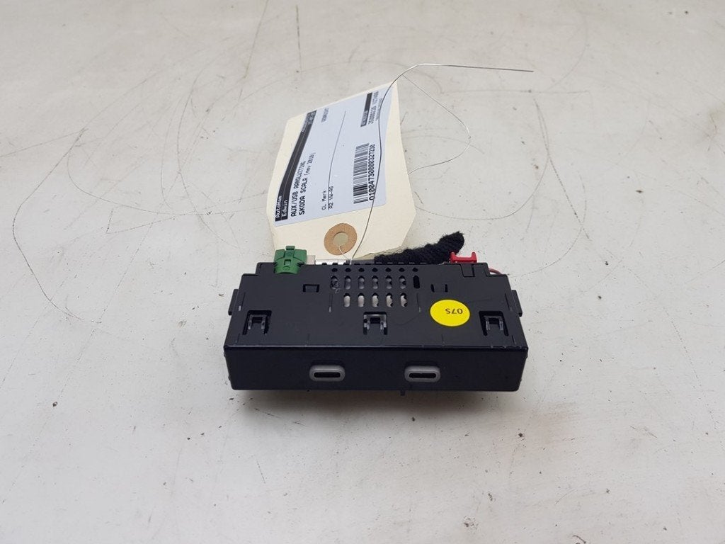 AUX/USB POORT Skoda Scala (|657035736|657035736A|), Gebruikt, Info@skoda-auto.de, Skoda, Max-Planck-Straße  3-5
64331  Weiterstadt, DE