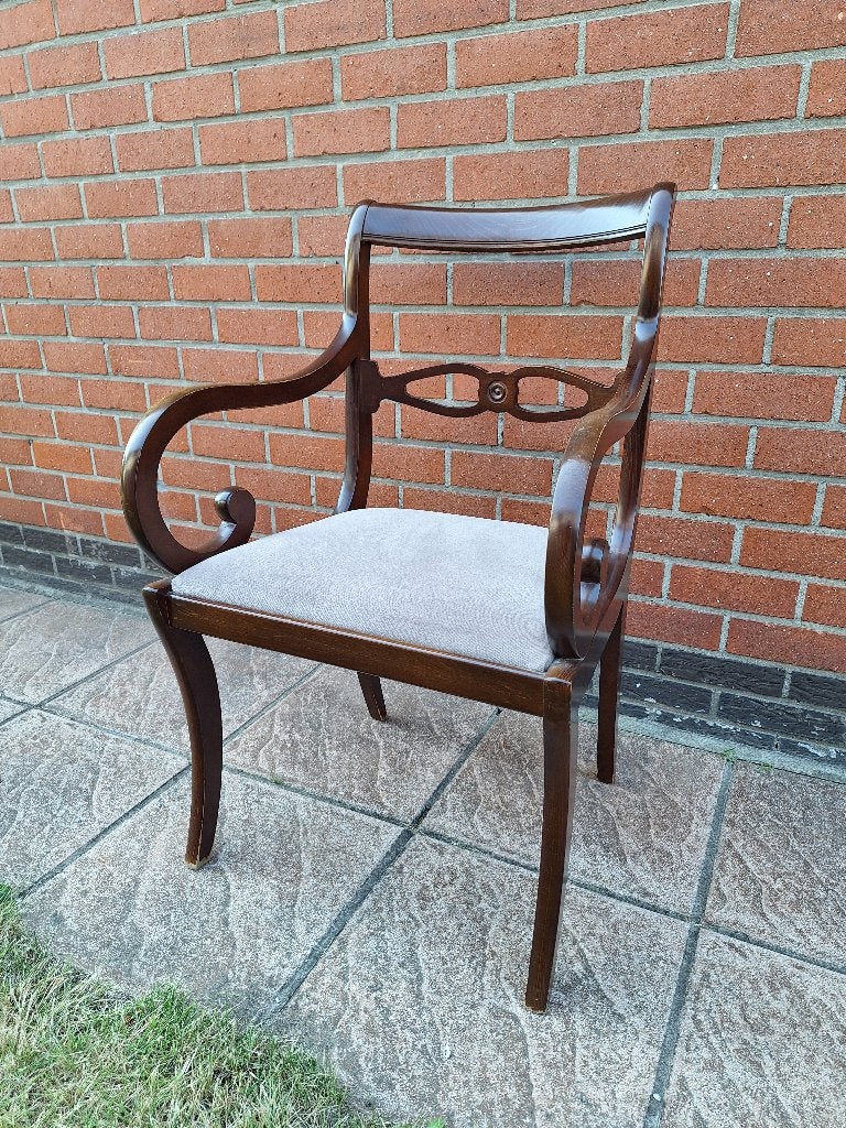 Antieke stoel met leuning, Ophalen