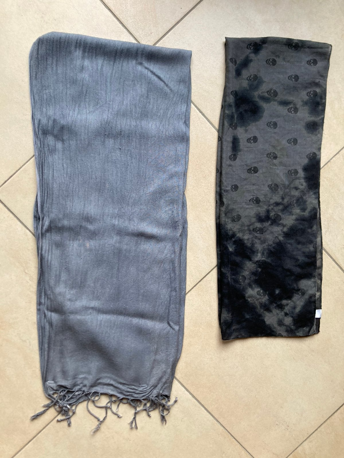 Twee dames sjaals ((50x150) en (70x160), Kleding | Dames, Ophalen, Gedragen, Sjaal