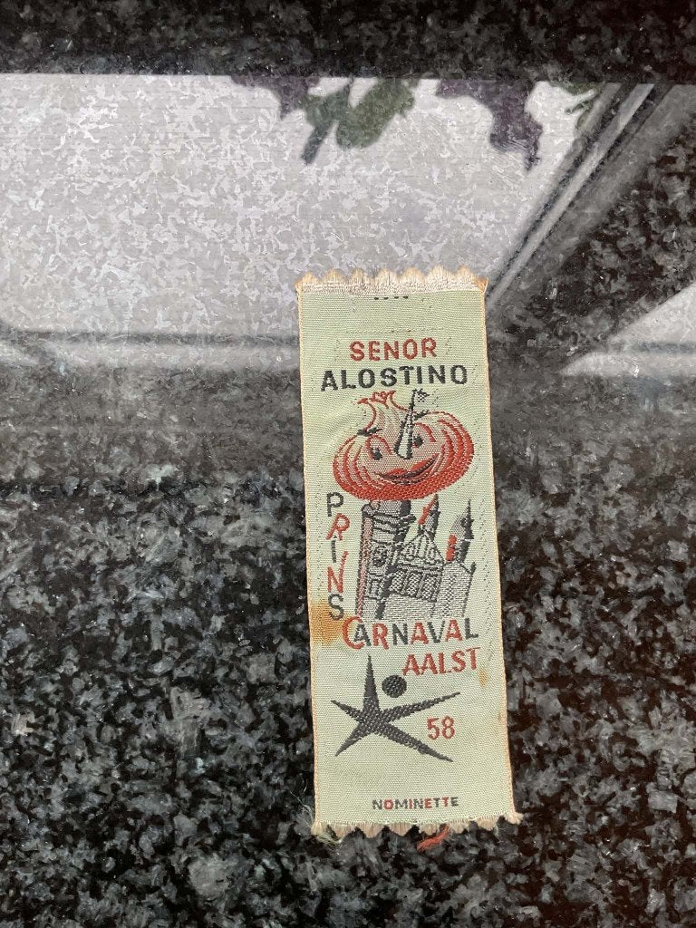 Aalst Carnaval Nominette Senor alostino 1958, Collections, Broches, Pins & Badges, Enlèvement