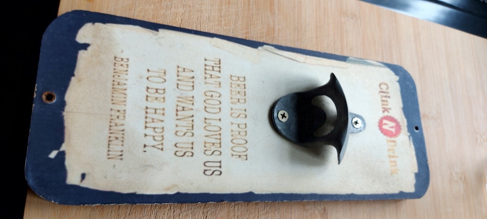 Flessen opendoener op plank met spreuk, Ophalen of Verzenden