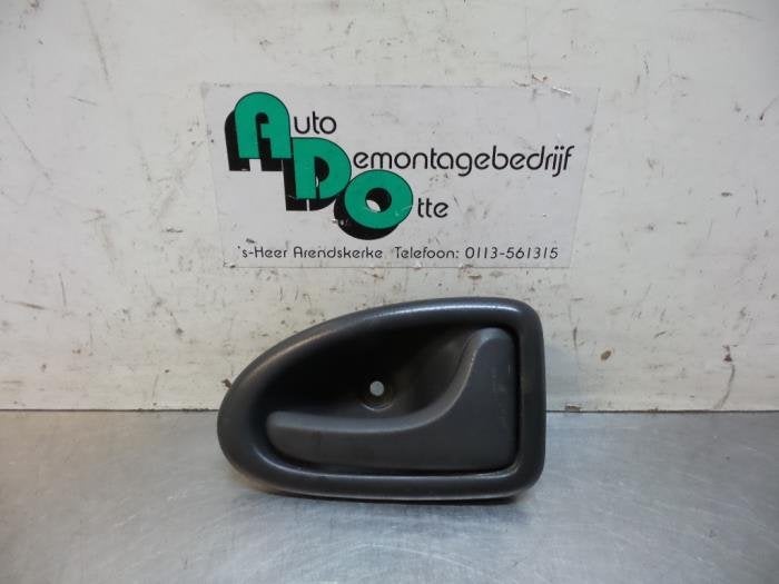 Poignée portière 2portes droite d'un Renault Trafic (Trafi, Renault, -, Utilisé, -