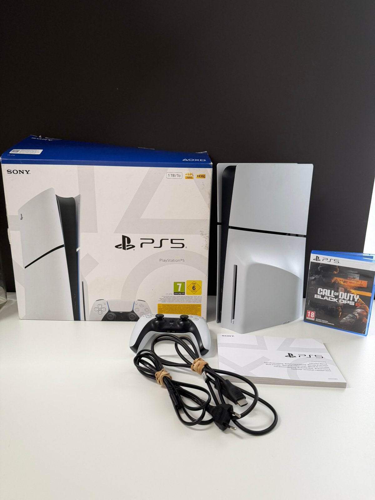 PS5 Slim 1TB Disc Edition + Black Ops, Games en Spelcomputers, Spelcomputers | Sony PlayStation 5, Ophalen of Verzenden, Zo goed als nieuw