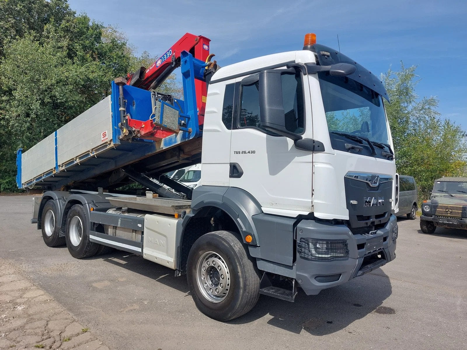 MAN TGS 26.430 6x4 + container + HMF 1330 K3-Funk (bj 2021), Automaat, Achterwielaandrijving, Euro 6, Adaptive Cruise Control