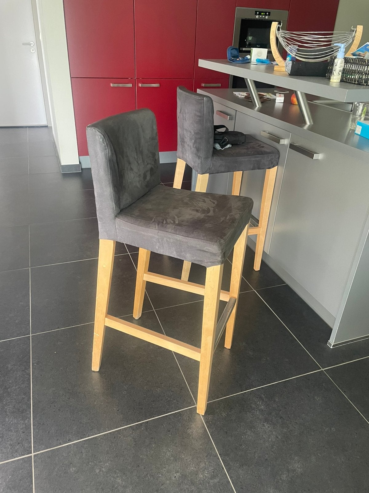 5 hoge stoelen zwart met houten poten., Huis en Inrichting, Ophalen, Zo goed als nieuw