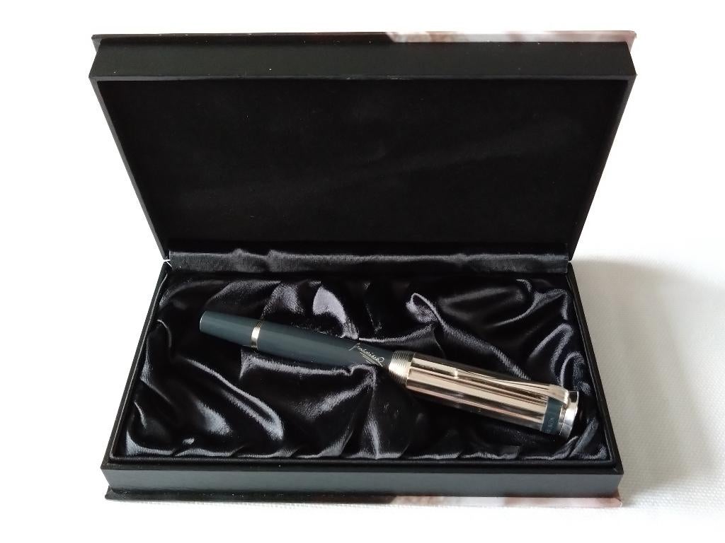Montblanc Charles Dickens 18K/750 M-nib  (14161/18000), Nieuw, Met doosje, Ophalen of Verzenden, Vulpen