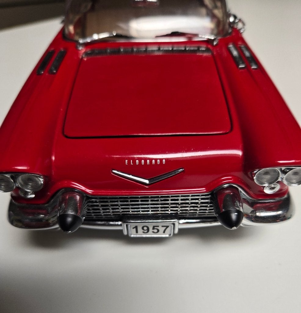 Cadillac Eldorado, Hobby en Vrije tijd, Modelauto's | 1:18, Ophalen of Verzenden, Zo goed als nieuw, Auto, Sun Star