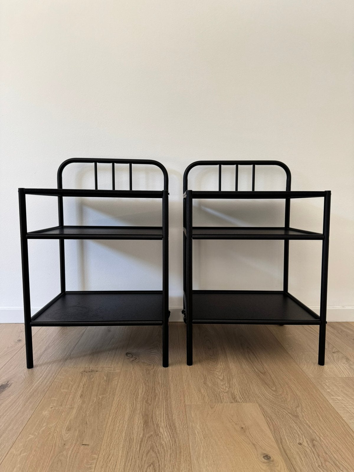 Twee zwart metaal nachtkastjes (€40 samen) (Fyresdal Ikea), Ophalen, Zo goed als nieuw