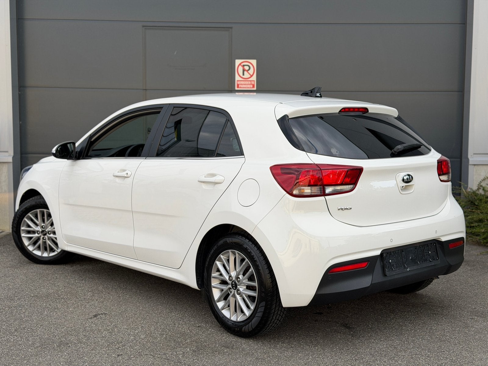 Kia Rio 1.4i AUT.* 1ste eigenaar*Camera*Carplay*Trekhaak, Auto's, Automaat, Euro 6, Wit, 5 deurs