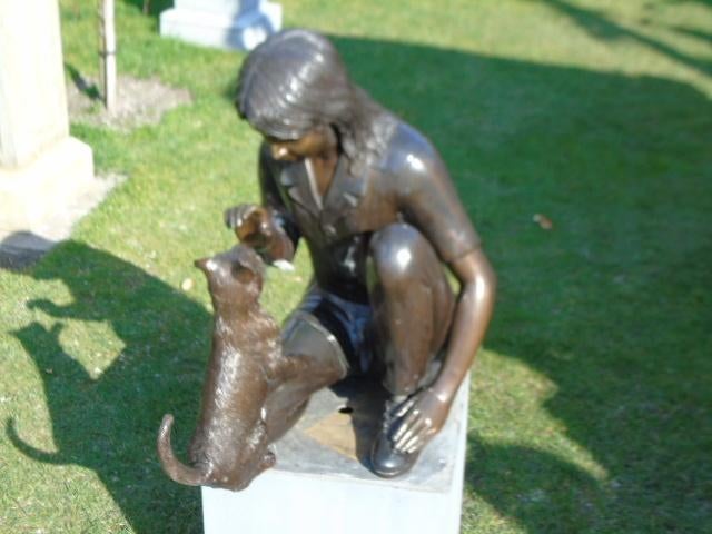 bronzen beeld van een meisje met haar kat.., Ophalen, Nieuw, Overige materialen, Dierenbeeld