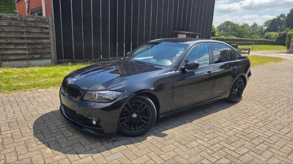 BMW 318D van 2009, met 290.000kms, Auto's, BMW, Navigatiesysteem, Zwart, Zwart, Bedrijf