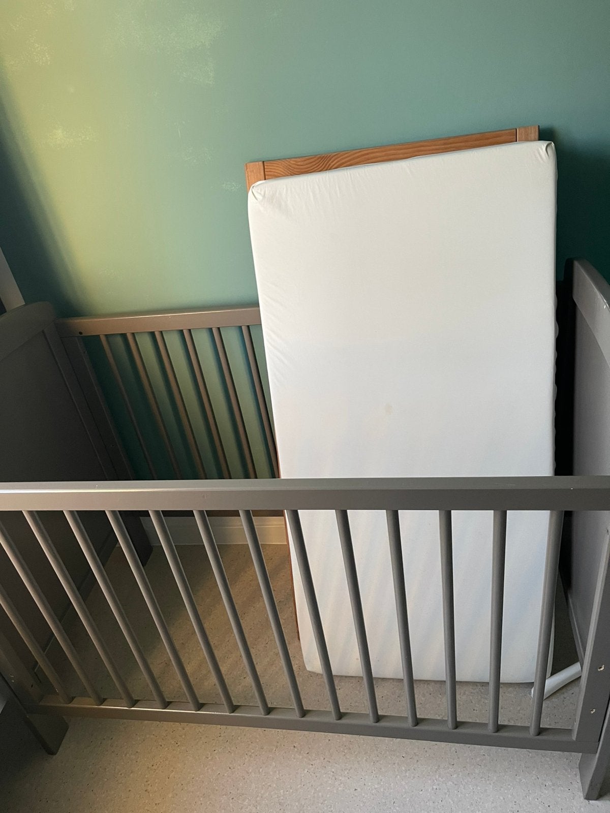 Kinderbed met matras en lakens bij, Ophalen, Zo goed als nieuw