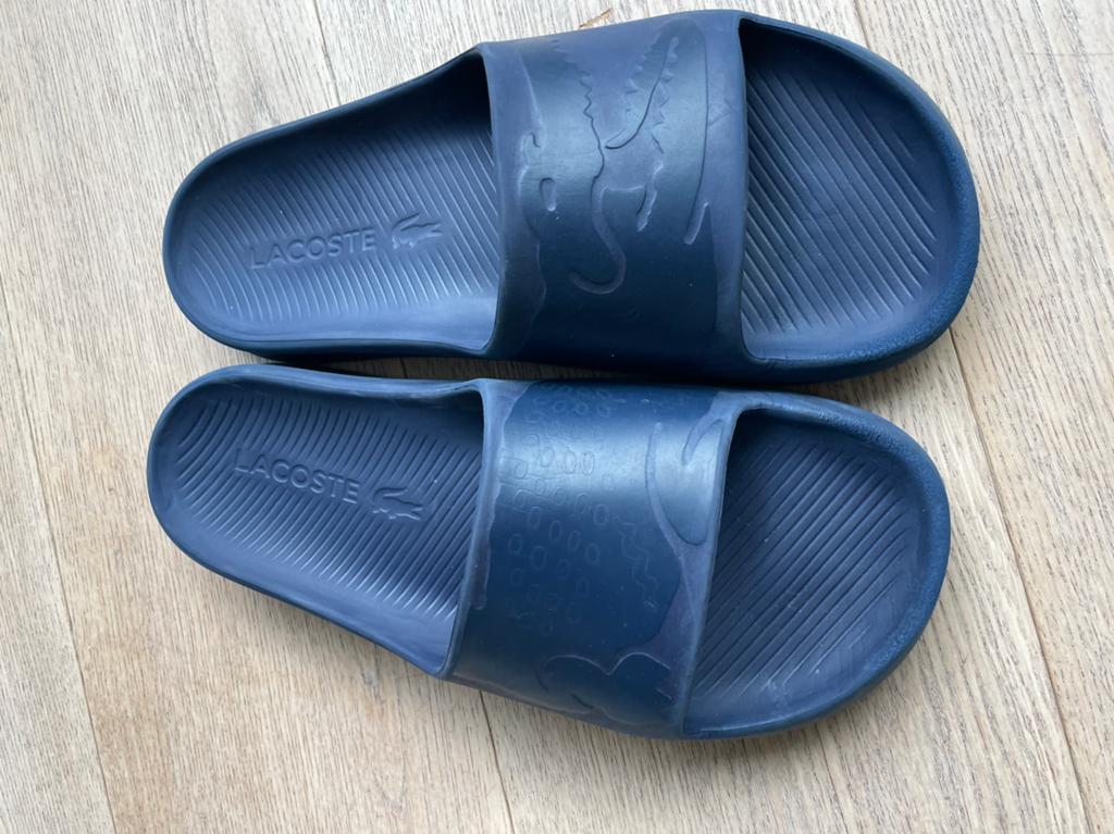 Lacoste slipper maat 42, Kleding | Heren, Schoenen, Slippers, Blauw, Ophalen of Verzenden, Zo goed als nieuw