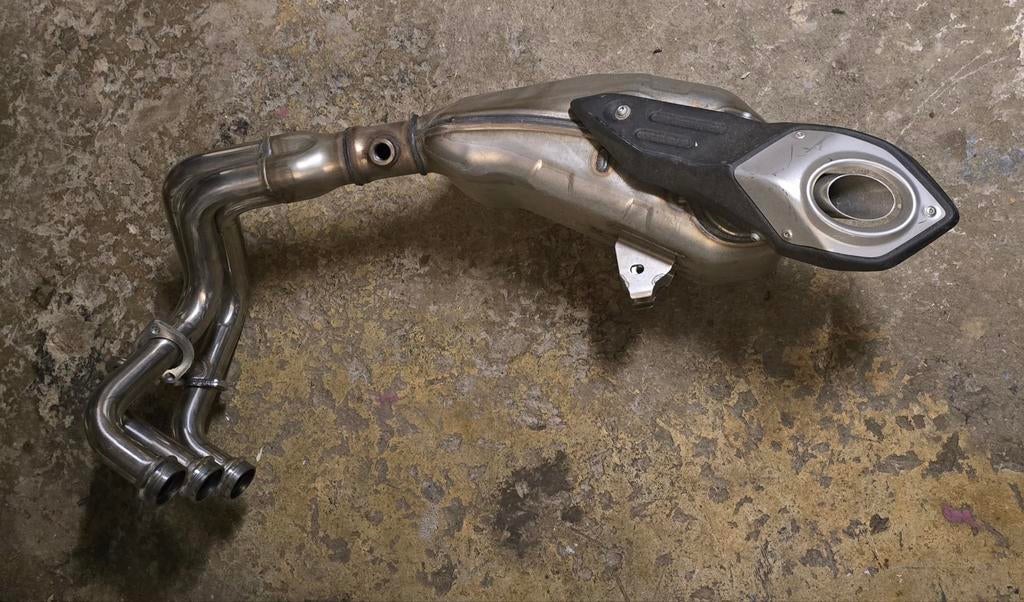 Originele uitlaat voor een Yamaha MT09 SP uit 2020, Ophalen